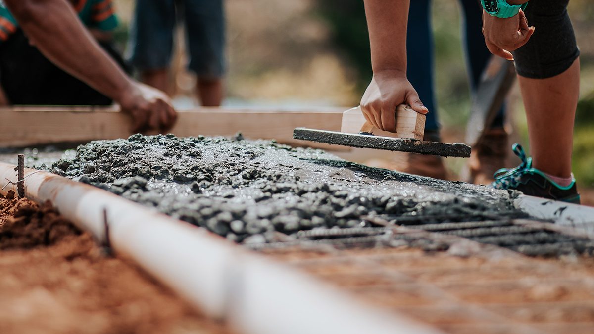 As fases de uma construção precisam ser devidamente planejadas para que nenhuma delas seja o entrave para a finalização do projeto. Afinal, uma depende da outra para sair do papel. Para isso, os especialistas realizam cronograma da obra e elaboram um orçamento completo para garantir a finalização do projeto com muita qualidade e também agilidade. Quais são as fases de uma construção? Toda a obra exige a presença de um especialista, pois a burocracia é bastante exaustiva e nesse processo, exige-se que o projeto seja feito por profissionais conhecedores desse segmento. São muitas as etapas onde o trabalho é bastante intenso e necessário para garantir a segurança da obra. Confira! Documentos A organização da papelada é conhecida como " pré obra" justamente porque é a primeira fase de uma construção e deve ser analisada com bastante cautela, pois é necessário de todas essas etapas, confira: Fazer matrícula do imóvel Solicitar alvará da construção Averiguar atestados da rede elétrica e de água e esgoto Colocar uma placa indicando quem é o responsável pela obra Analisar onde será armazenado os materiais que serão utilizados Contratar os profissionais que irão trabalhar no projeto Decidir onde os resíduos da obra serão descartados Fazer o cronograma da obra para garantir a entrega da obra no prazo estabelecido Preparo do terreno Nessa etapa, é fundamental analisar o terreno onde será realizada a obra, pois em alguns casos é necessário fazer a terraplanagem. Fundação A fundação é uma das fases de uma construção mais importantes, pois é ela que garante a segurança do imóvel. O projeto estrutural da construção é realizado pelo engenheiro e precisa ser seguido com rigorosidade pelo mestre de obra e seus ajudantes. Para esse trabalho são usados materiais como concreto e aço de boa qualidade para não interferir na estrutura do imóvel. Foto para download 2 Erguer as paredes Com a fundação pronta, o imóvel já começa a ganhar suas paredes de alvenaria, neste caso, são necessários tijolos, cimento, areias e outros itens fundamentais. Estrutura Para completar as fases de uma construção onde é determinada a segurança do imóvel chega a parte da colocação de vigas e pilares que darão toda a sustentação necessária. Geralmente são usados concreto armado, porém, outros tipos de materiais têm sido utilizados com sucesso como os tijolos ecológicos, alvenaria estrutural e outros. Elétrica e Hidráulica Sabe-se que a fiação da rede elétrica e hidráulica ficam dentro das paredes, por isso, elas devem ser colocadas nessa fase da construção, ou seja, antes da finalização. Isso quer dizer que essa etapa é bastante trabalhosa, pois entram a colocação do quadro de distribuição de energia, conexões, fios, torneiras, lâmpadas e uma infinidade de cabos e canos. Ademais, se houver sistema de gás e ar condicionado é nesse momento que também devem ser realizadas a estrutura interna. Engenheiros, eletricistas e encanadores devem acompanhar bem esse trabalho. Cobertura É hora de cobrir o imóvel, para isso, é feita uma laje e depois, o telhado é construído. Existem diversas formas de fazer isso, pode ser exposto ou embutido, usar telhas de concreto, cerâmica ou outras. Acabamento Deixar o imóvel mais bonito e bem acabado é uma das fases de uma construção que dão o maior prazer para o responsável da obra, afinal, é a etapa de conclusão. Nessa parte, são colocadas as esquadrias, depois o contrapiso, a colocação dos revestimentos de reboco ou gesso, a instalação dos pisos e das peças sanitárias. Para finalizar, entram a implantação de portas, tomadas, vidros , pintura das paredes, e em alguns casos, a jardinagem e limpeza pós obra. É justamente aqui, nesta fase que pode entrar a execução do piso de concreto estampado. O concreto estampado é indicado para o acabamento de áreas externas, como por exemplo: calçadas, parques, praças, área de lazer, condomínios, ao redores de piscinas, estacionamentos entre outros. De fato, essa é uma das fases de uma construção mais complexas, exige muito conhecimento e principalmente, atenção aos detalhes para deixar o imóvel perfeito. Gostou do conteúdo? Confira também: Por que escolher o concreto estampado?